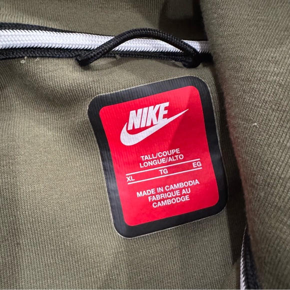 Nike Tech Windrunner
Men's Fleece Full-Zip Jacket - Picture 2 of 3